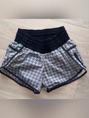 Lululemon Tracker Short II *2-way Stretch
Giant Houndstooth  Black White 6